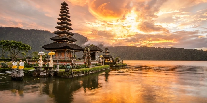 Pura Ulun Danu Bratan at, Bali, Indonesia - Bali - Clima na Indonésia - Indonésia Clássica