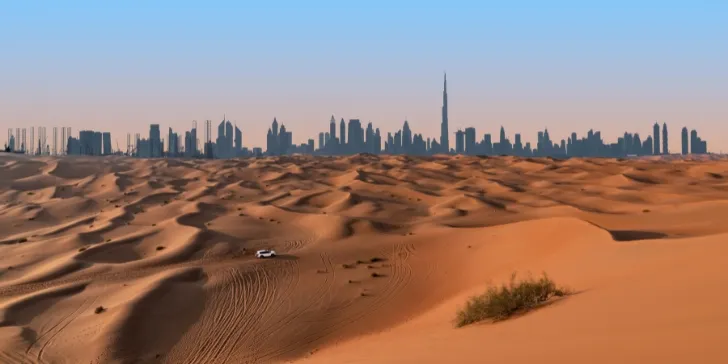 Dubai skyline and desert - Dois Emirados - Dubai