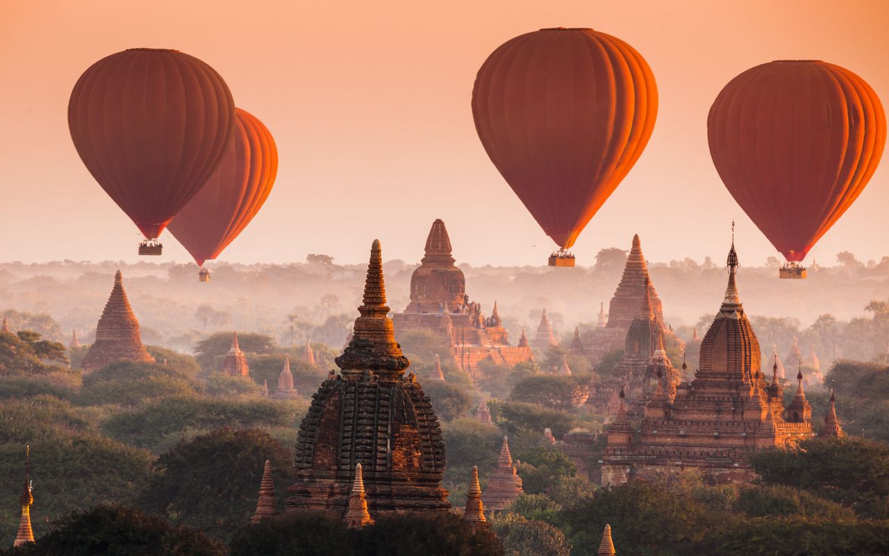 Balon over plain of Bagan in misty morning, Myanmar - Pacotes para Myanmar