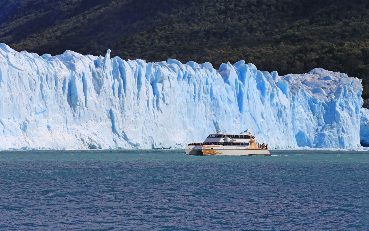 Cruise Ship boat near glacier in Patagonia, Argentina - Cruzeiro Stella Australis