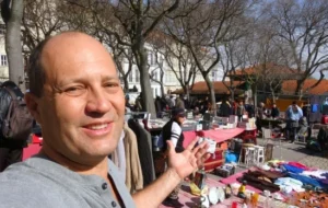 Peter Goldschmidt na feira da Ladra em Lisboa - Portugal