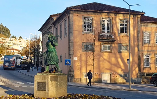 Escultura Maria da Fonte em Póvoa de Lanhoso - Portugal