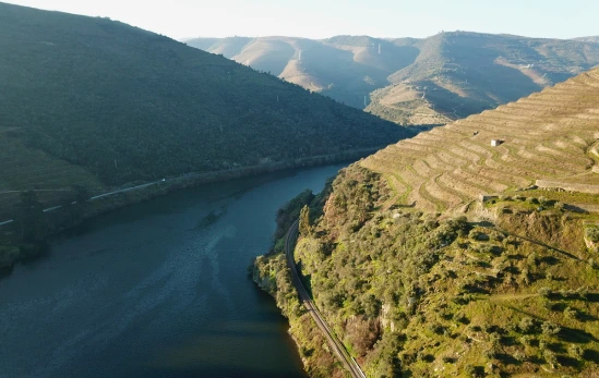 Imagem aérea do Vale do Rio Douro em Portugal