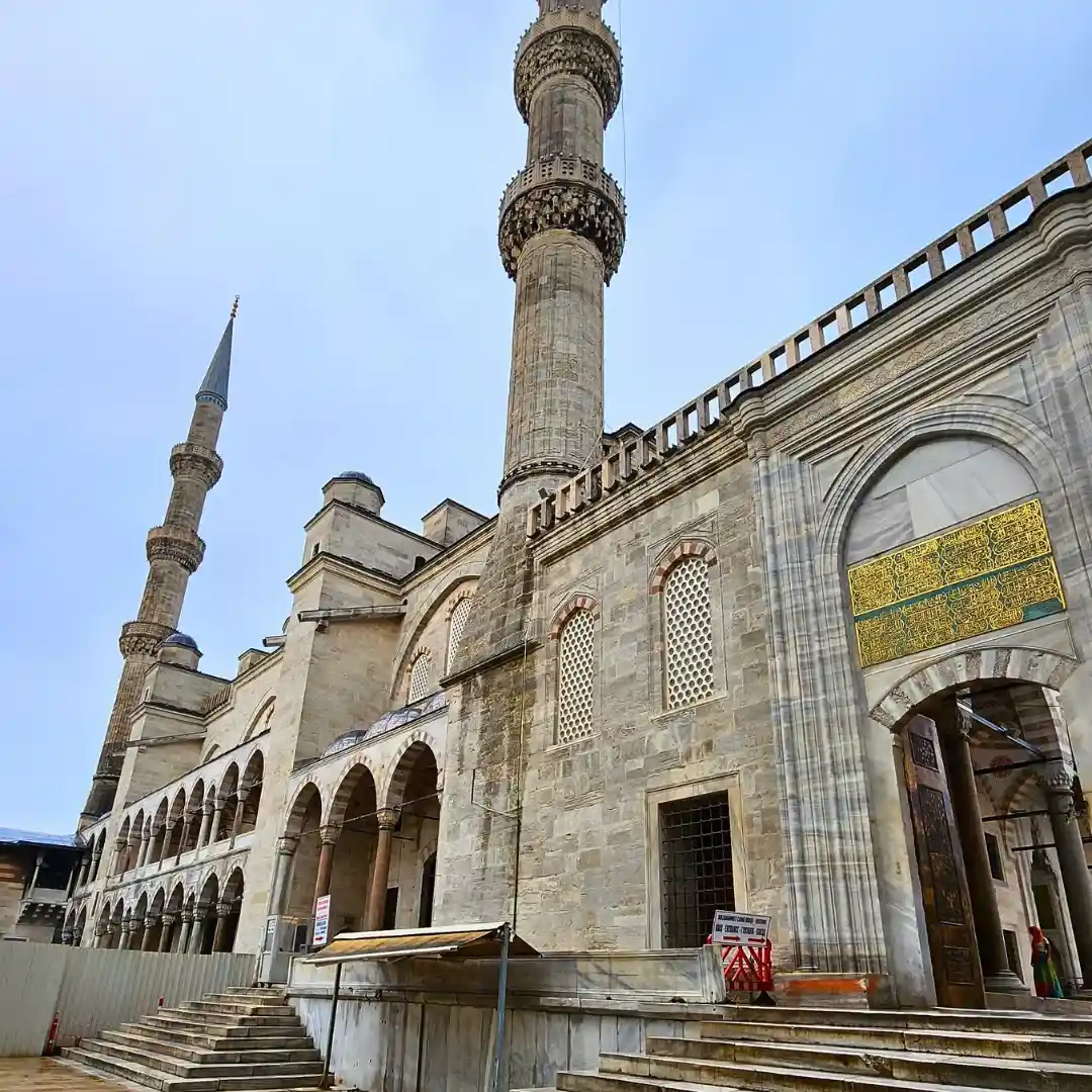 Vista externa da Mesquita Azul em Istambul na Turquia