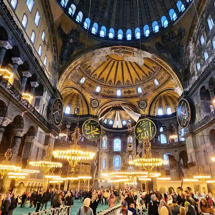 Vista interna da Mesquita Azul em Istambul na Turquia