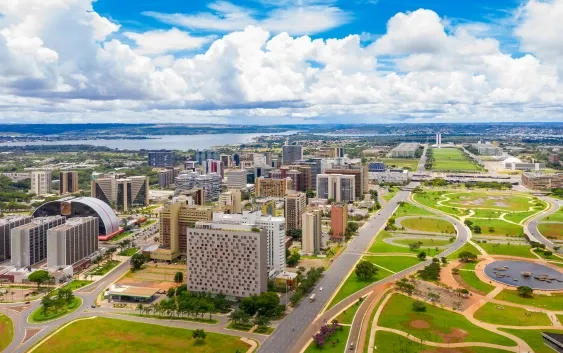 avenue of the monumental axis - Brasília - Caminhe Comigo