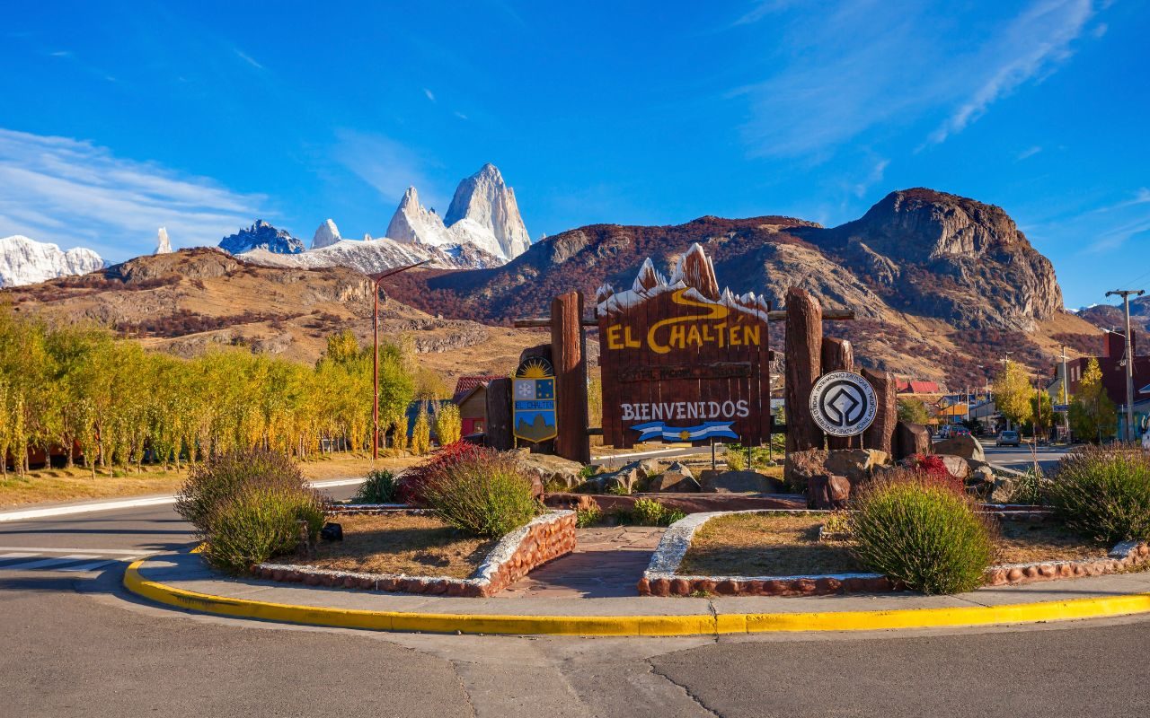 Entrada da vila de El Chaltén e a montanha Fitz Roy ao fundo - Patagônia Argentina