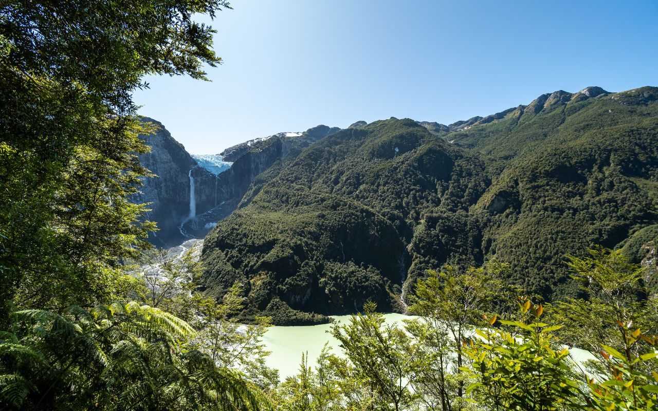 Parque Nacional Queulat - Laguna Tempano com vista para o Vesntisqueiro Colgante - Patagônia Norte - Chile