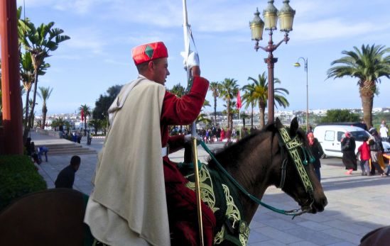 Protetor real no monumento ao túmulo de Hassan em Rabat, Marrocos